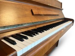 Akustiskt piano Young Chang modell U-107 - Pianomagasinet